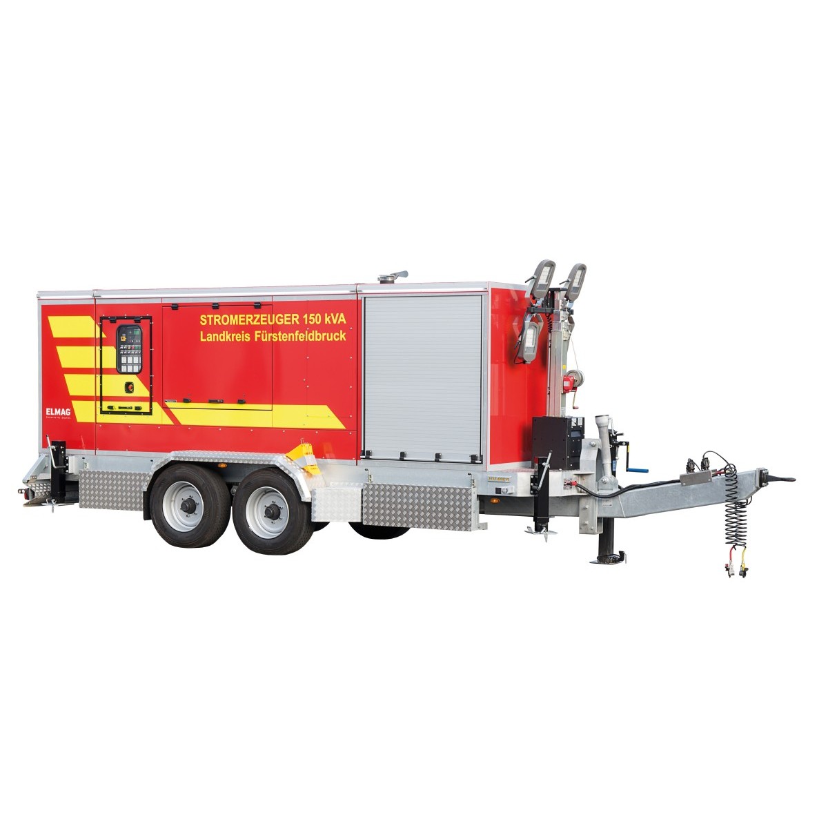 Roter ELMAG-Stromerzeuger mit 150 kVA auf zweiachsigem Anhänger mit gelben Streifen, Bedienfeld, Rolltor, Stützfüßen und Zugdeichsel.