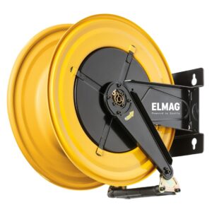 Gelbe Schlauchtrommel an schwarzer Wandhalterung mit Schwenkarm; unten Schlauchführung mit Rollen, Schlauch nicht sichtbar.