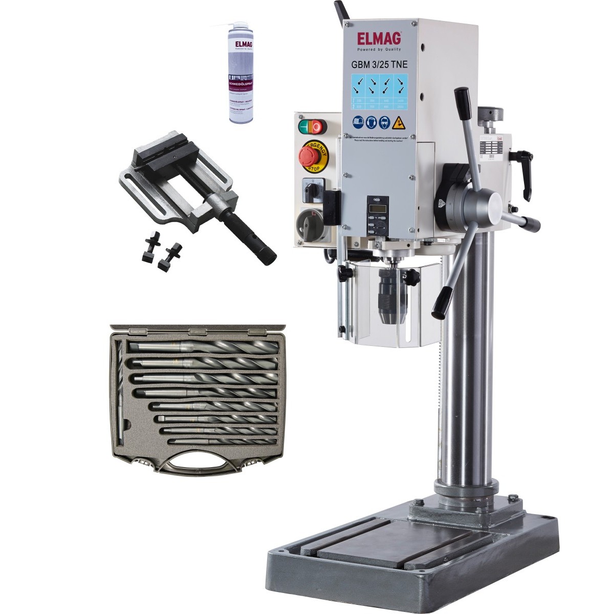 Säulenbohrmaschine mit grauem Fuß, Bohrkopf und Bedienelementen; daneben abgebildet Schraubstock, Bohrer-Set im Koffer und Spraydose.