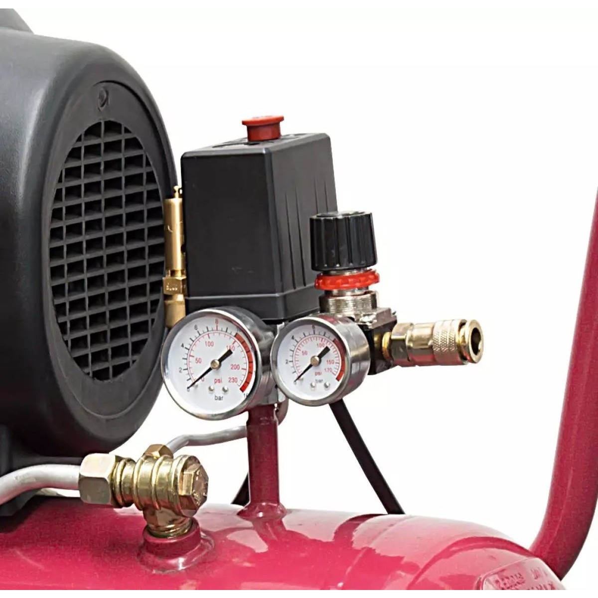 Kompressor EUROAIR Nahaufnahme am Kompressor: zwei Manometer, Druckregler mit Drehknopf, Schnellkupplung und schwarzer Schalterkasten mit rotem Knopf.