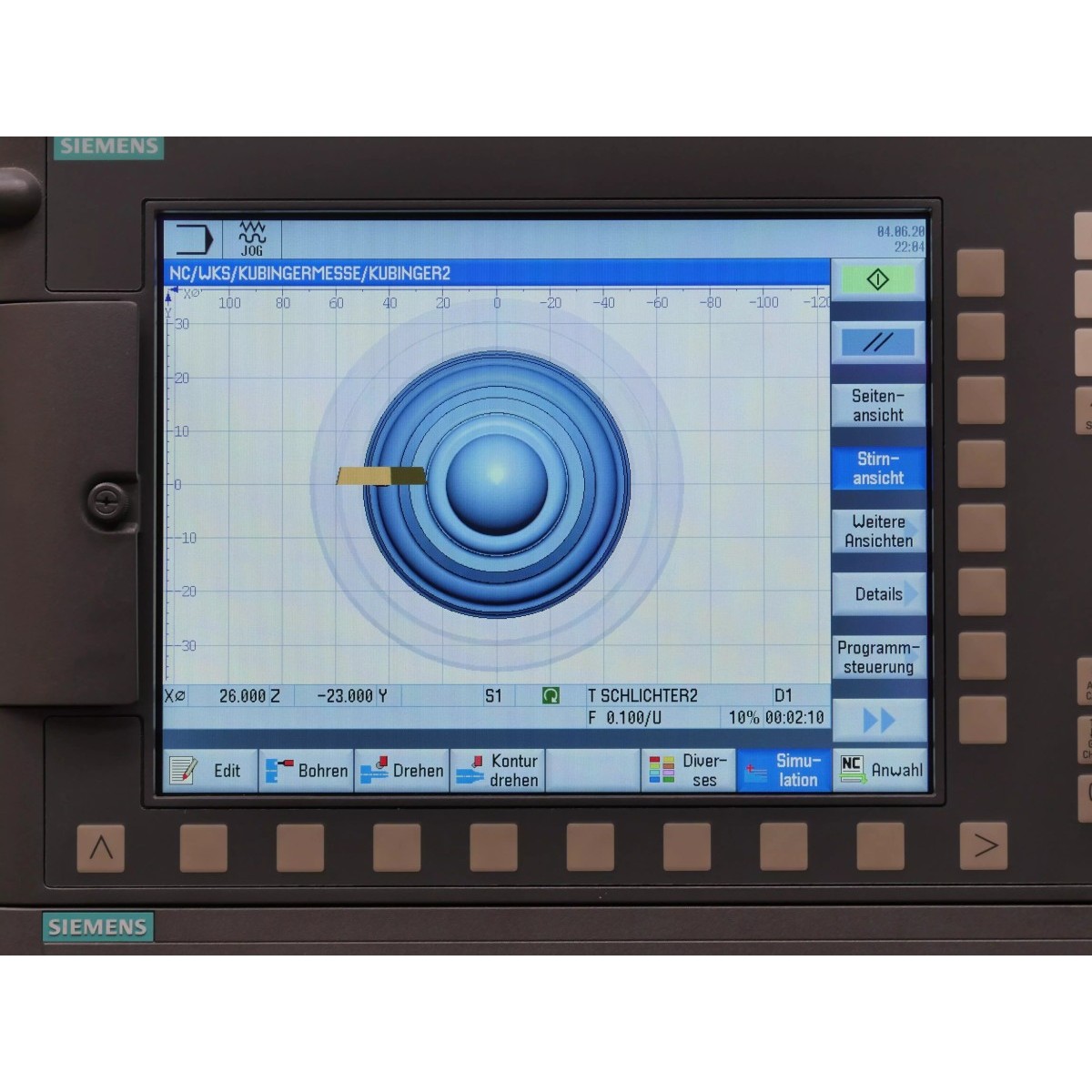 Siemens-CNC-Anzeige mit grafischer Stirnansicht eines Werkstücks und eingeblendeter Werkzeugposition.