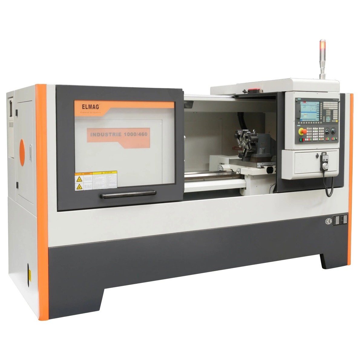 Detailansicht einer CNC-Drehmaschine mit Reitstockeinheit, Hydraulikleitungen und orangefarbener Anschlussleitung.