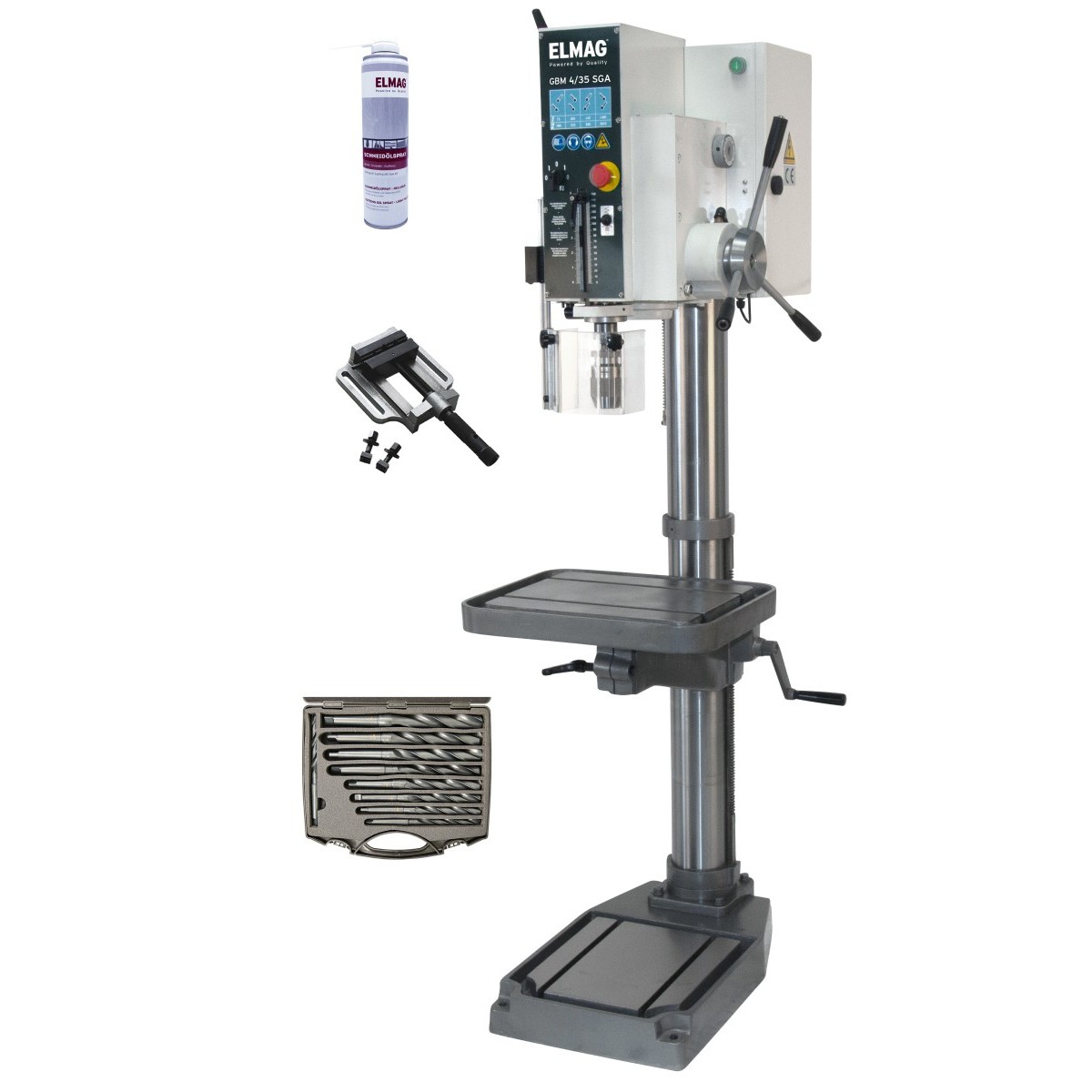 Säulenbohrmaschine mit grauem Standfuß, Arbeitstisch und Bohrkopf; daneben abgebildet Schraubstock, Bohrer-Set im Koffer und Spraydose.
