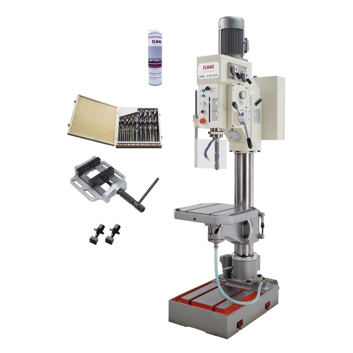 Säulenbohrmaschine mit grauem Standfuß, Arbeitstisch, Bohrkopf mit Motor und Bedienelementen; daneben Schraubstock, Bohrer-Set und Spraydose.