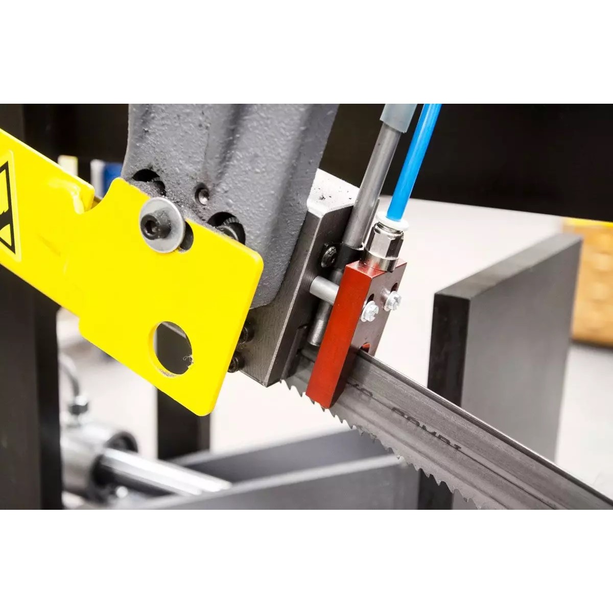 BOMAR Metall-Bandsägemaschine Transverse 610.440 DGH_2 Detailansicht des Sägebands der BOMAR Transverse 610.440 DGH mit Führung, Schutzabdeckung und Kühlmittelleitung.