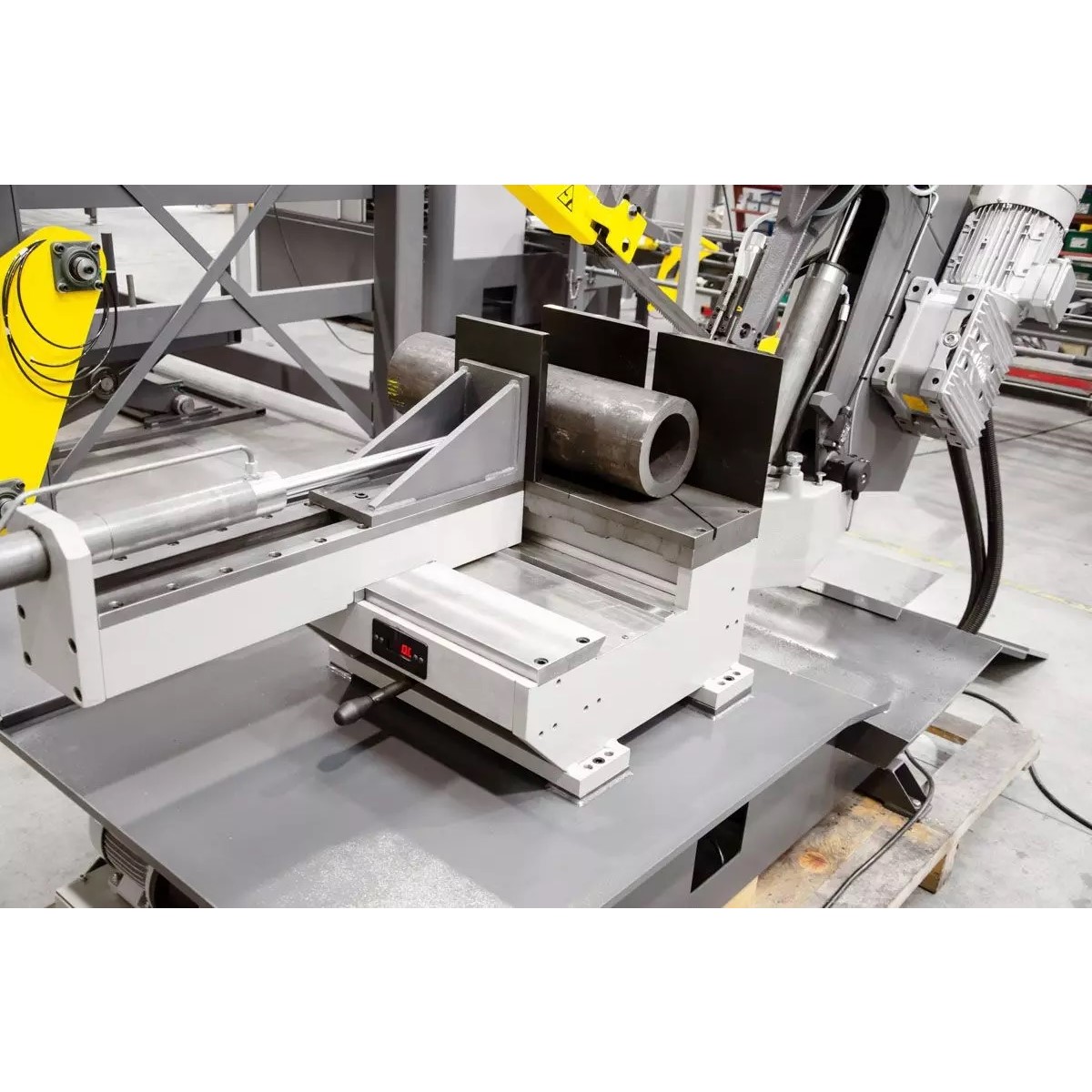 BOMAR Metall-Bandsägemaschine Transverse 610.440 DGH_3 Arbeitsbereich der BOMAR Transverse 610.440 DGH mit eingespanntem Rohr, Spannvorrichtung und Sägebügel.