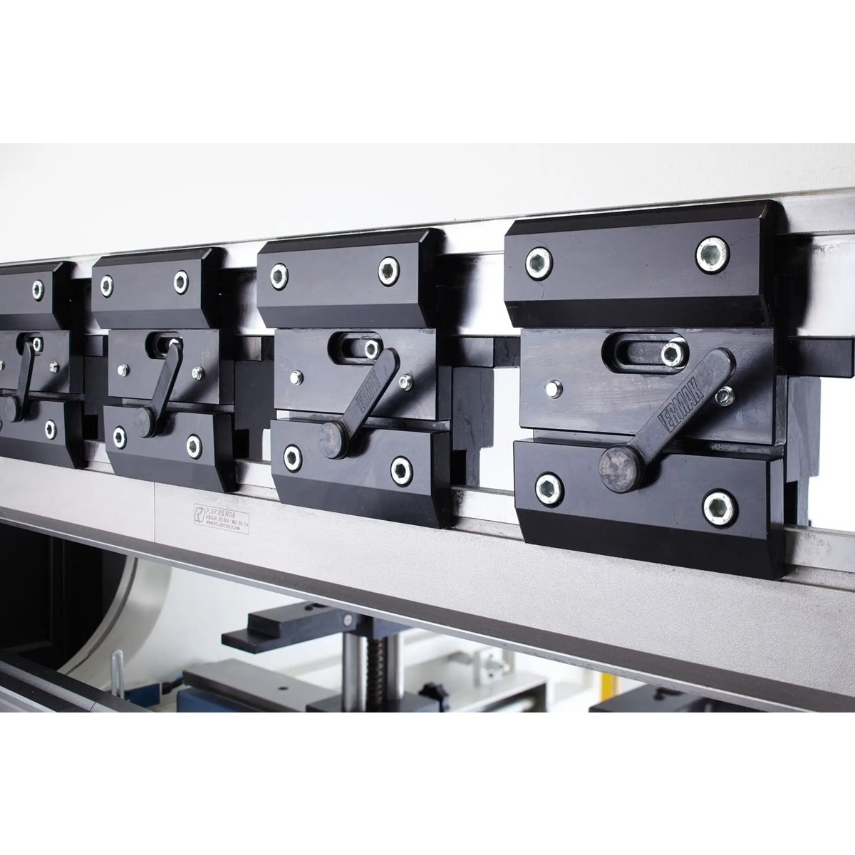 Detailansicht der Klemmhalter am Oberwerkzeug der CNC-Abkantpresse mit mehreren Spannhebeln und Schrauben.