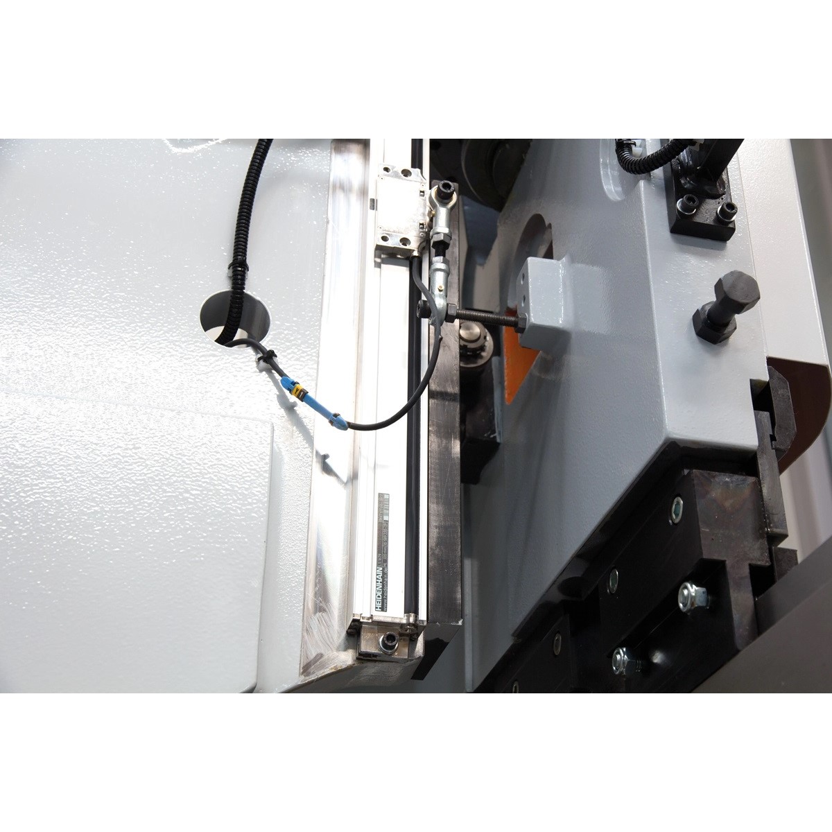 Detailansicht der CNC-Abkantpresse mit Linearmaßstab, Sensorik, Führung und Teilen des Pressbalkens.