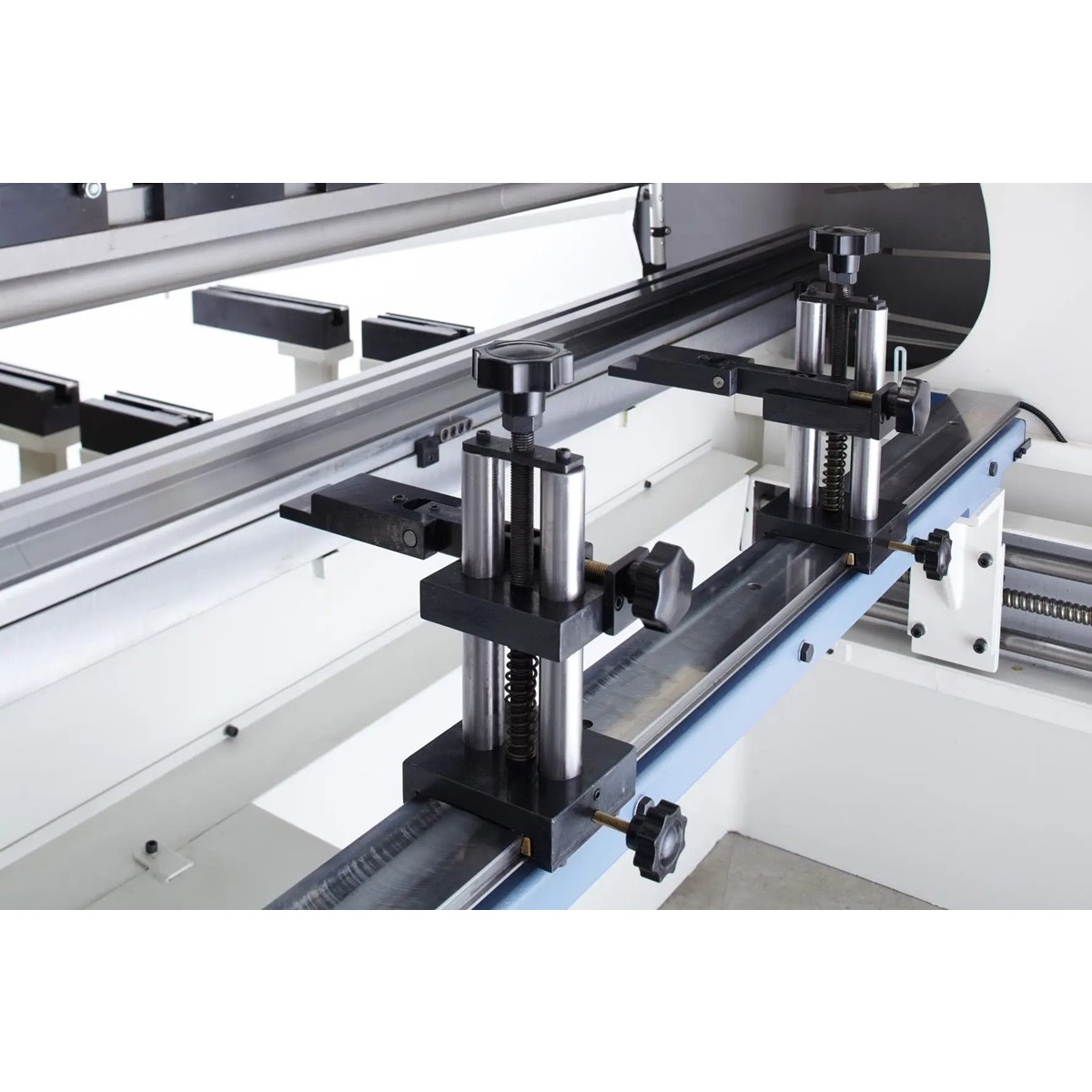 Hinteranschlag der CNC-Abkantpresse mit zwei verstellbaren Anschlagfingern, Führungen und Gewindespindel.