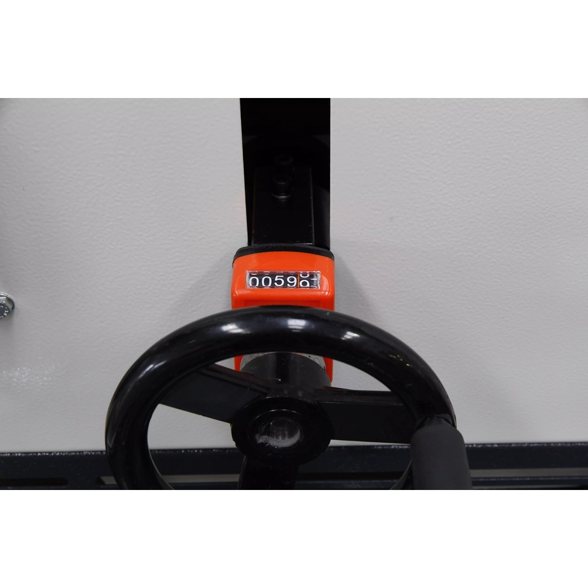 Handrad der ELMAG LRGM 2550-4 mit mechanischer Positionsanzeige für die Einstellung des Hinteranschlags.