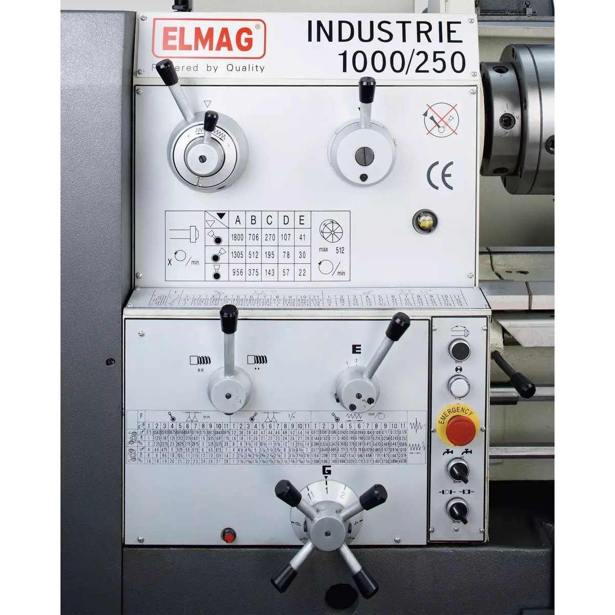 Bedienfeld der ELMAG INDUSTRIE mit Schalthebeln, Drehzahl- und Vorschubtabellen, Tasten und Not-Aus.
