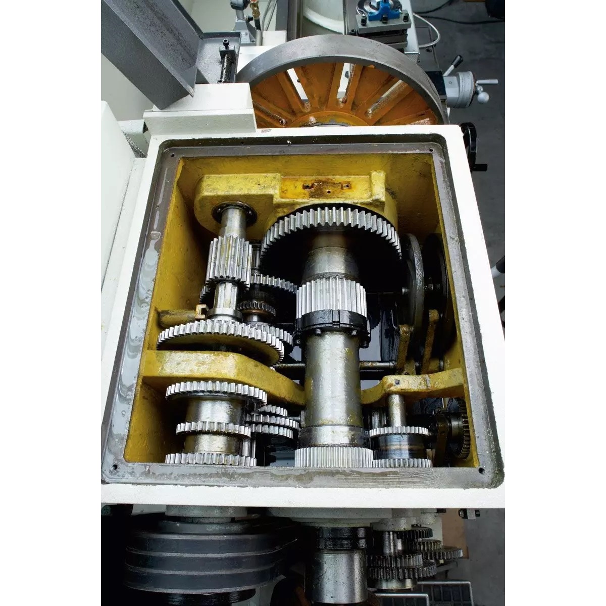 Geöffnetes Getriebe der ELMAG INDUSTRIE 1000/250 mit mehreren Zahnrädern, Wellen und Riemenscheibe.