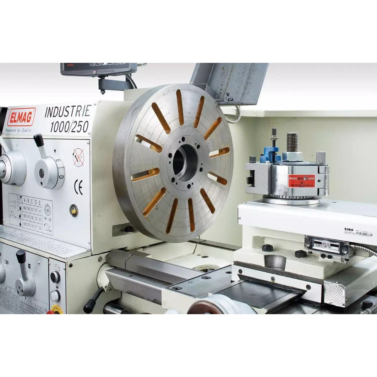Arbeitsbereich der ELMAG INDUSTRIE 1000/250 mit Planscheibe, Werkzeughalter, Schlitten und Bedienelementen.