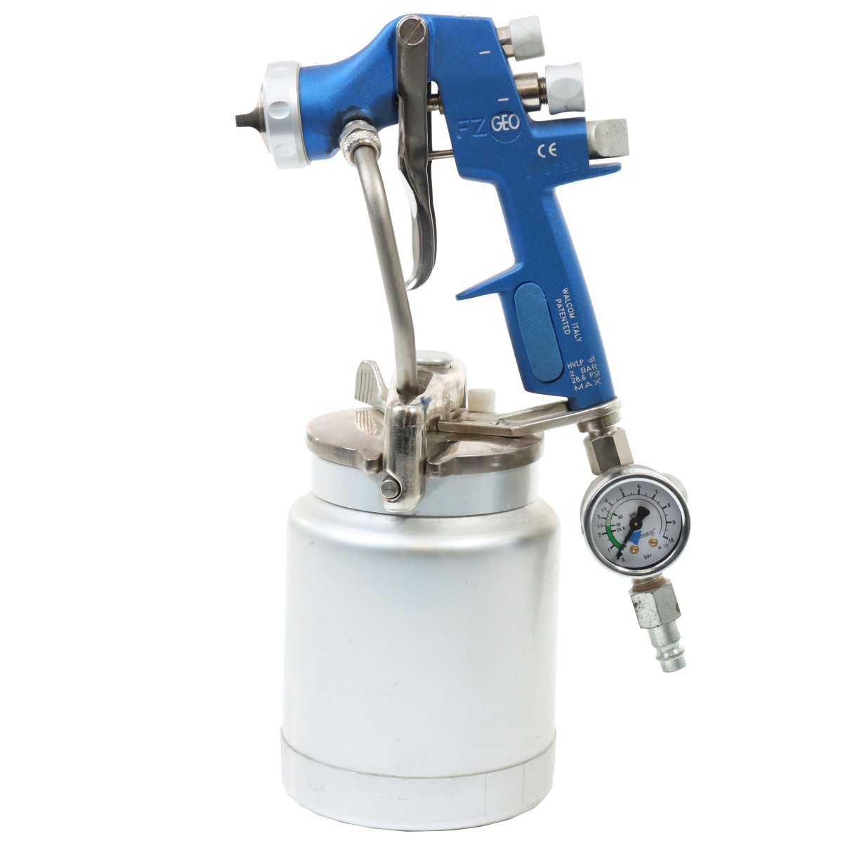 Becher-Spritzpistole mit blauem Handgriff, oben Düsenkopf, unten Aluminium-Fließbecher; seitlich Manometer und Druckluftanschluss.