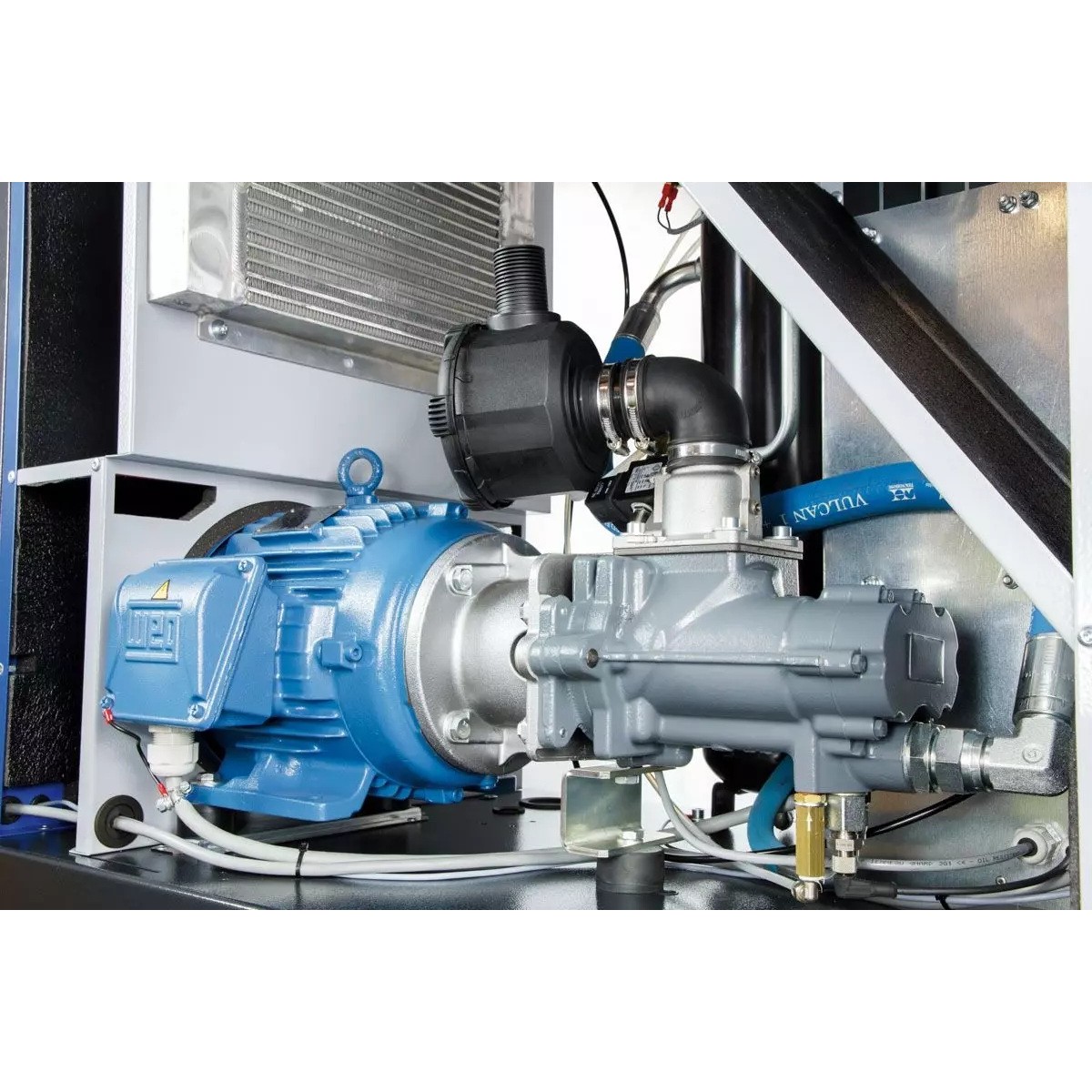 MARK Schraubenkompressor RMA 15-270 D Nahaufnahme von Elektromotor und direkt gekoppelter Schraubenverdichterstufe mit Ansaugfilter und Leitungen.