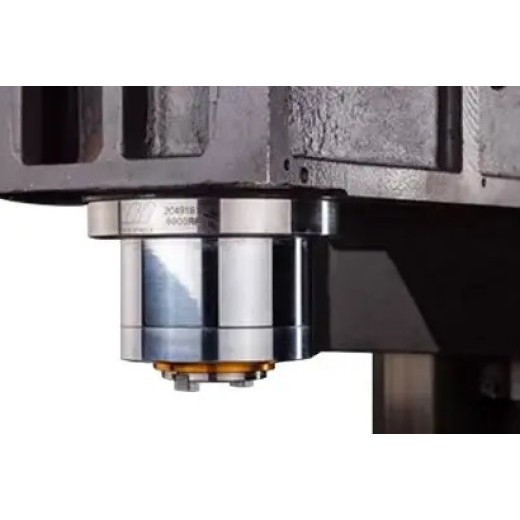 Detailansicht der Werkzeugaufnahme an der Spindel einer CNC-Fräsmaschine.