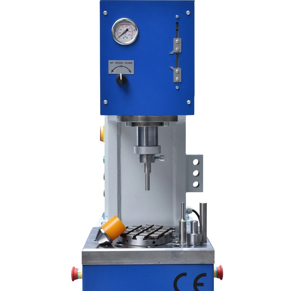 Nahaufnahme einer hydraulischen Werkstattpresse mit Druckmanometer, Wahlschalter, Pressstempel, Rundtisch und Werkzeugaufsätzen.