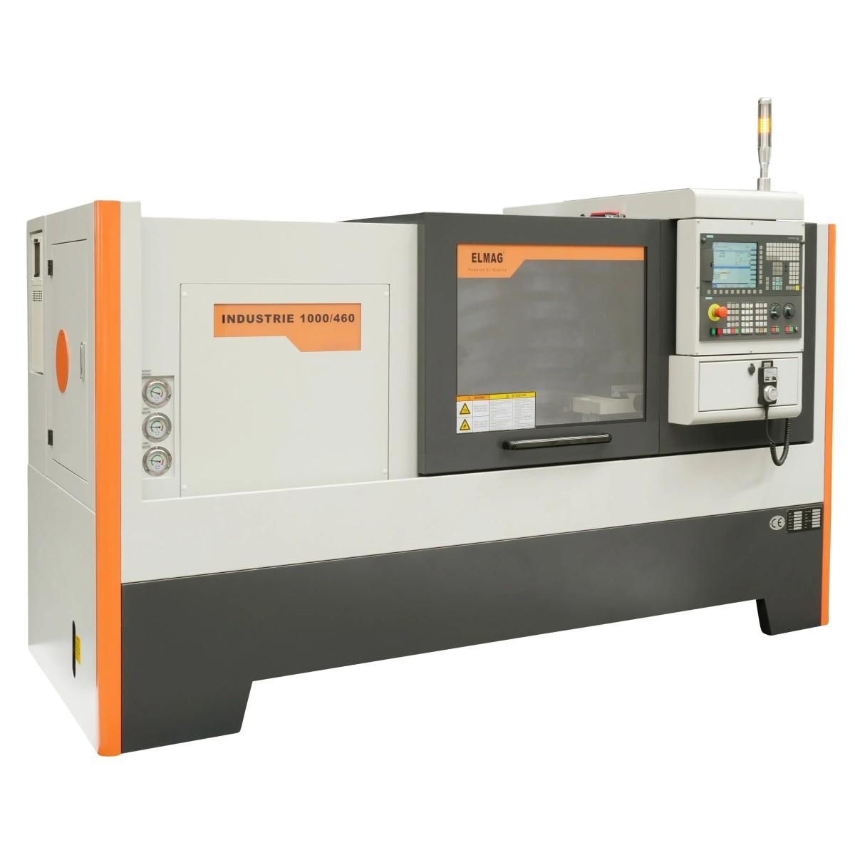Detailansicht einer CNC-Drehmaschine mit Reitstockeinheit, Hydraulikleitungen und orangefarbener Anschlussleitung.