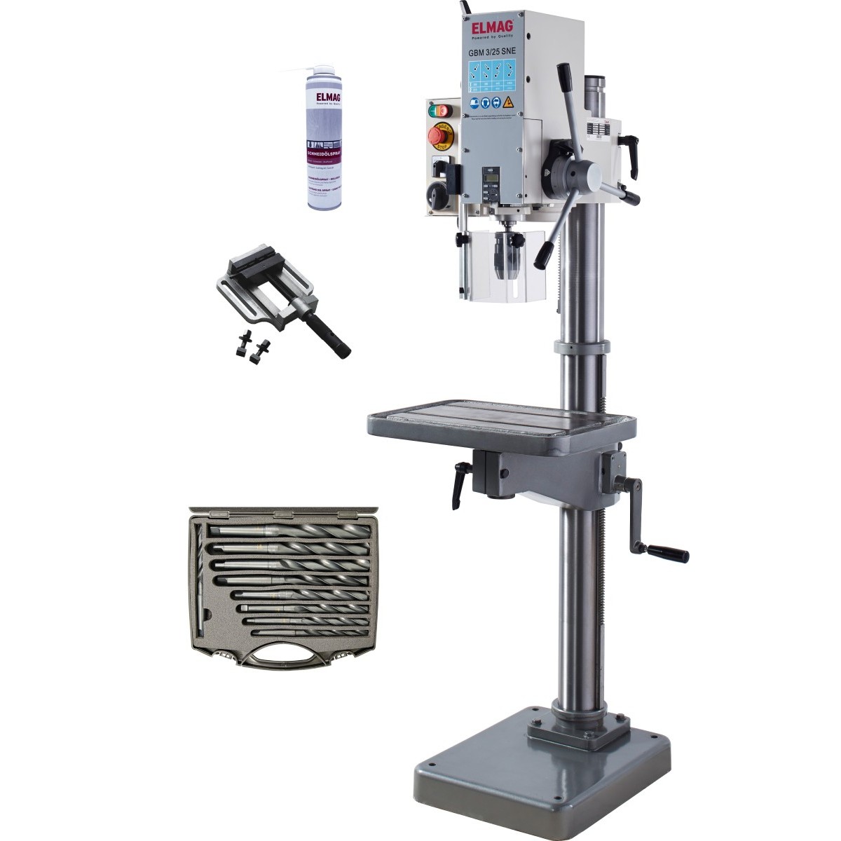 Säulenbohrmaschine mit grauem Standfuß, höhenverstellbarem Arbeitstisch und Bohrkopf; daneben Schraubstock, Bohrer-Set im Koffer und Spraydose.