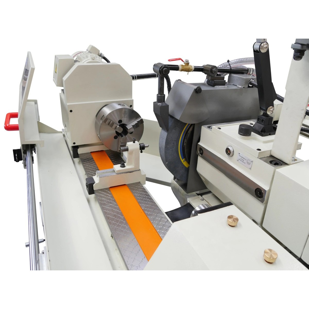 Rundschleifmaschine Modell CG 1000 (Symbolfoto) Detailansicht einer Rundschleifmaschine mit Spannfutter, Reitstock, großer Schleifscheibe und Kühlmittelzufuhr.