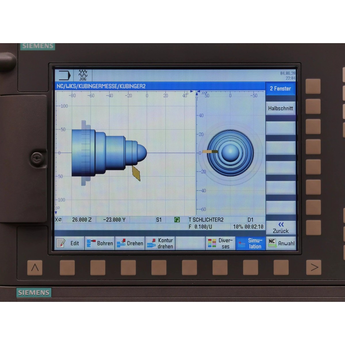 Siemens-CNC-Anzeige mit Seiten- und Stirnansicht eines Werkstücks in geteilter Bildschirmdarstellung.