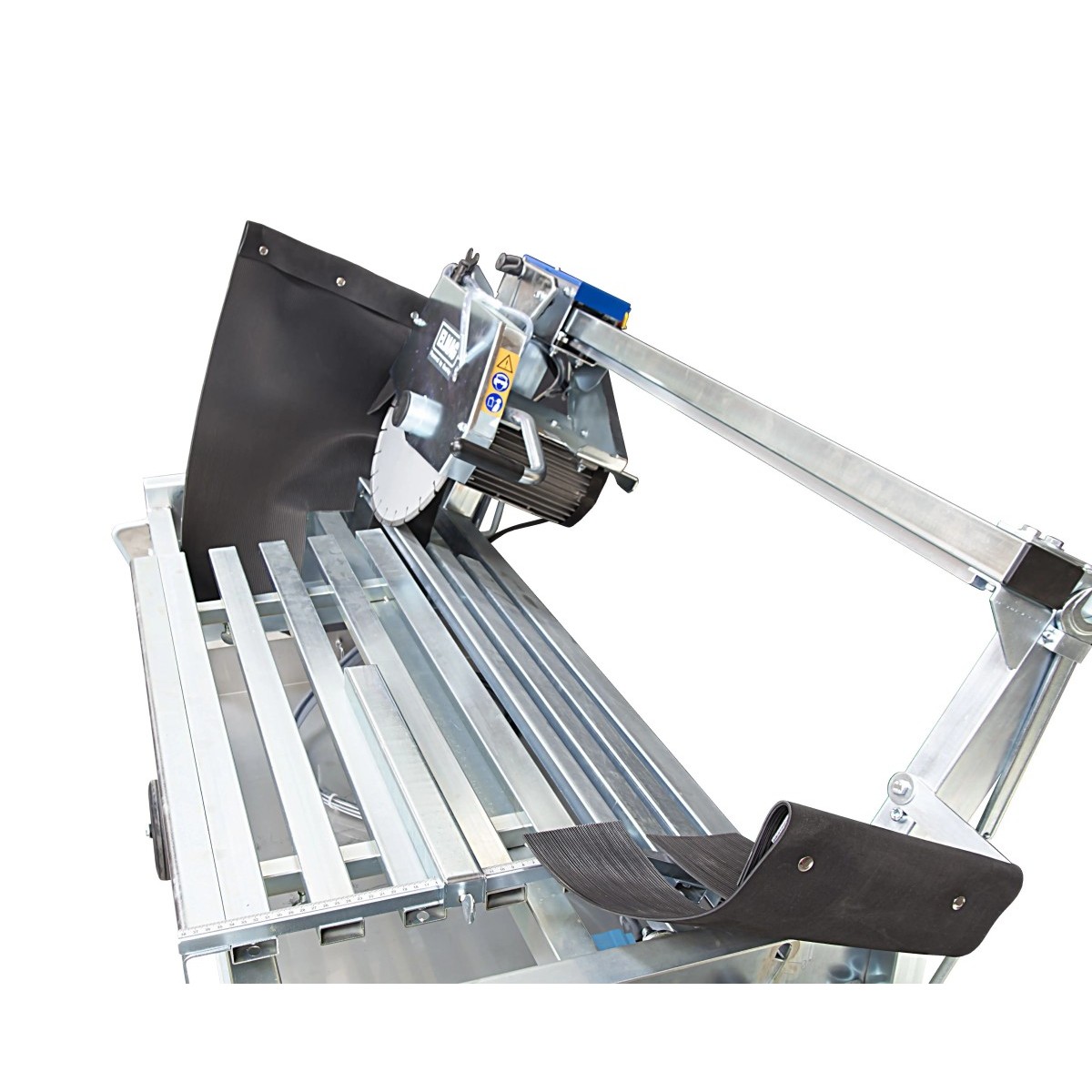 Steintrennmaschine STM 1300/350 K Steintrennmaschine mit beweglichem Sägekopf, Führungsschiene, Lamellentisch und schwarzem Spritzschutz.