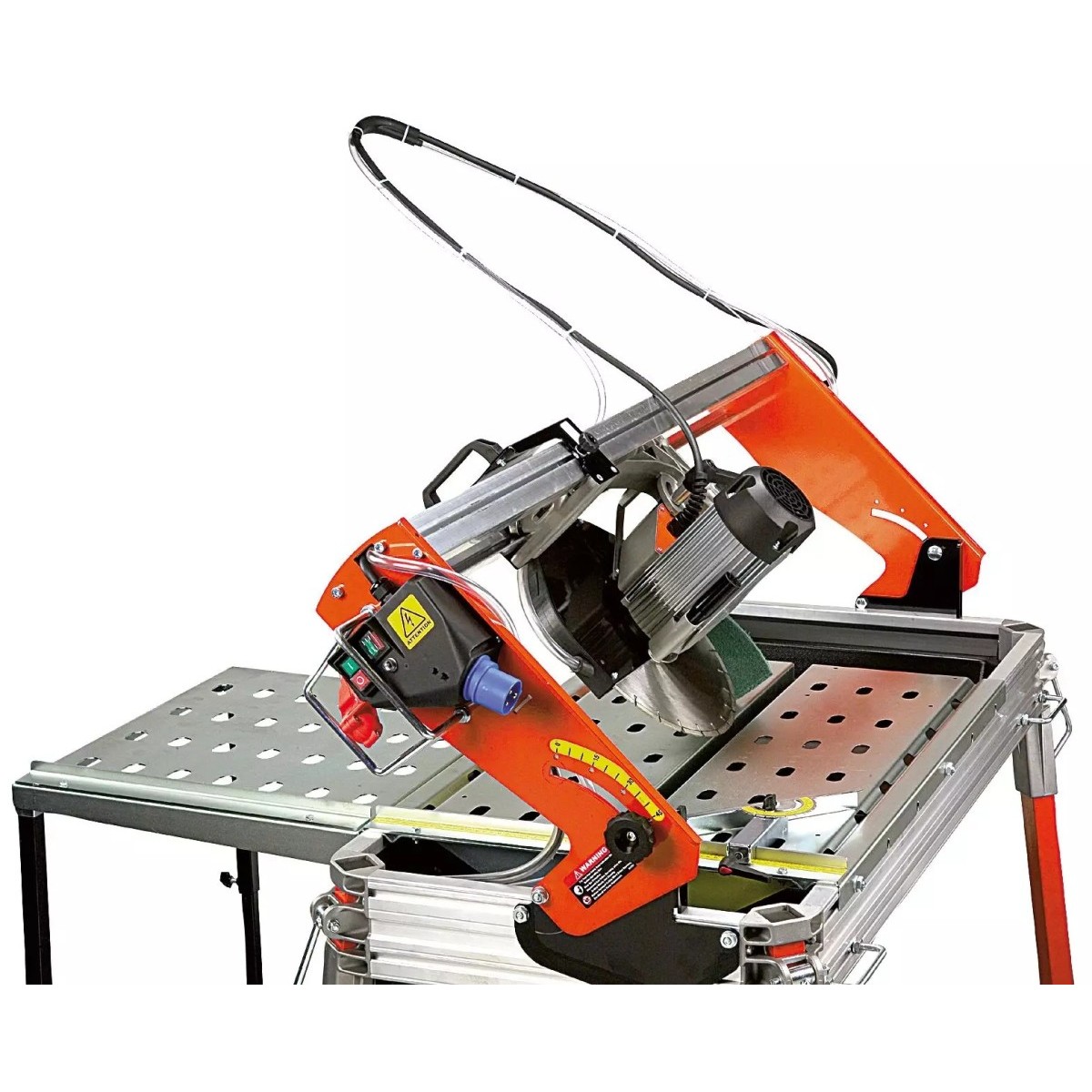 Orangefarbene Steintrennmaschine mit schwenkbarem Sägekopf, Diamanttrennscheibe, Motor, Führungsschiene und Arbeitstisch.