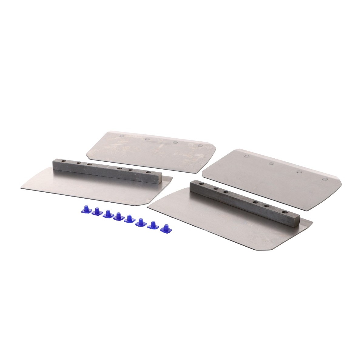 Vier Metall-Glättflügel für einen Flügelglätter mit zwei Befestigungsleisten und mehreren blauen Schrauben.