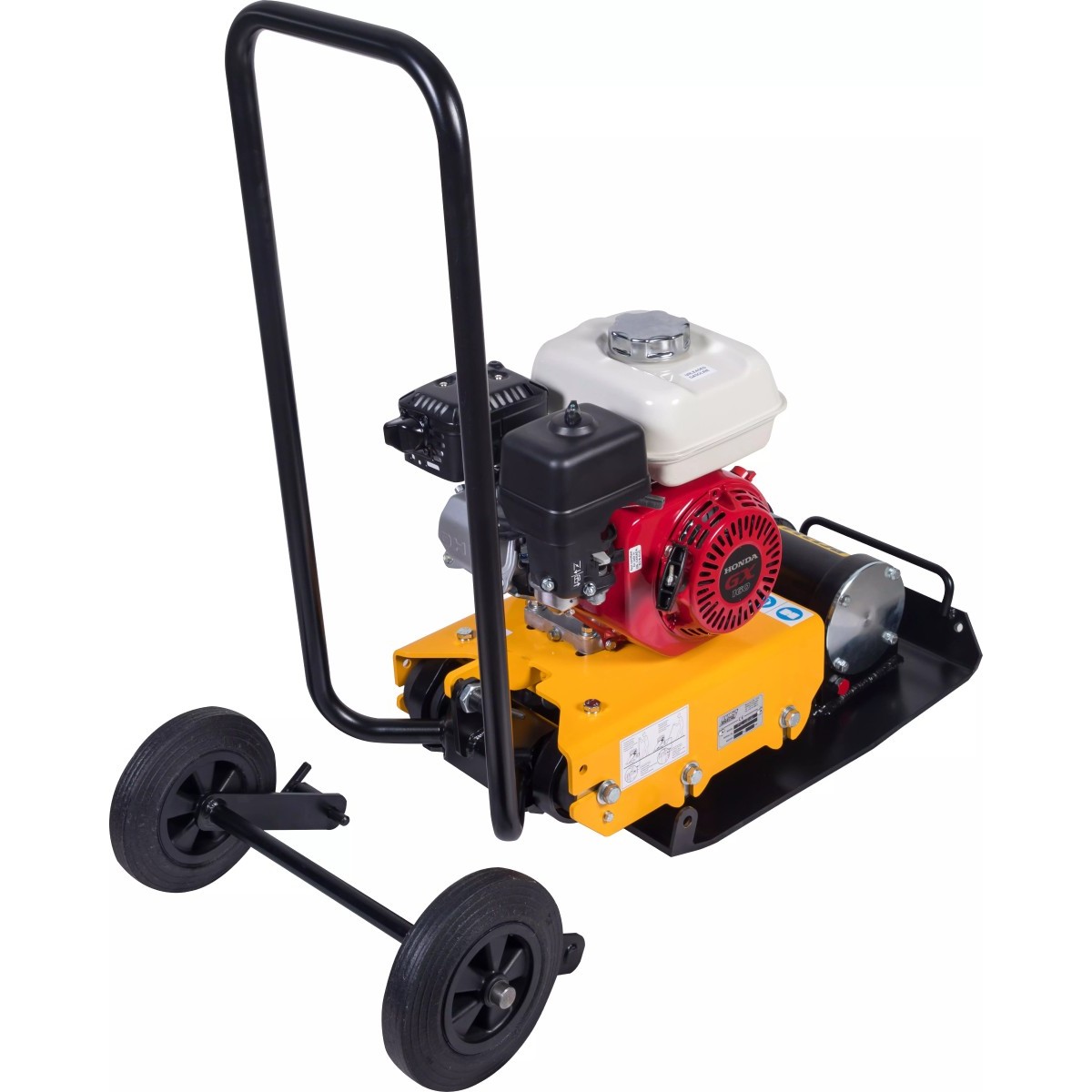Gelbe Rüttelplatte mit Benzinmotor, hohem Griff und montierten Transportrollen, seitlich leicht von oben aufgenommen.