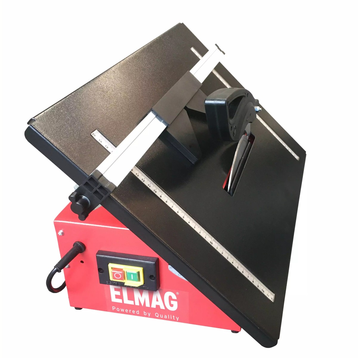 Schräg gestellte Tischkreissäge mit sichtbarem Sägeblatt, Schneidtisch, Anschlaglineal und Schutzhaube, seitlich aufgenommen.