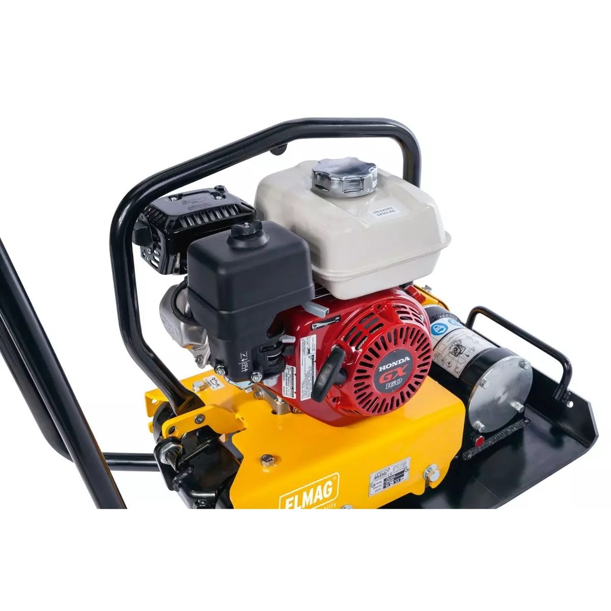 Nahaufnahme des Benzinmotors einer gelben Rüttelplatte mit Schutzrahmen, Tank und rotem Lüftergehäuse.