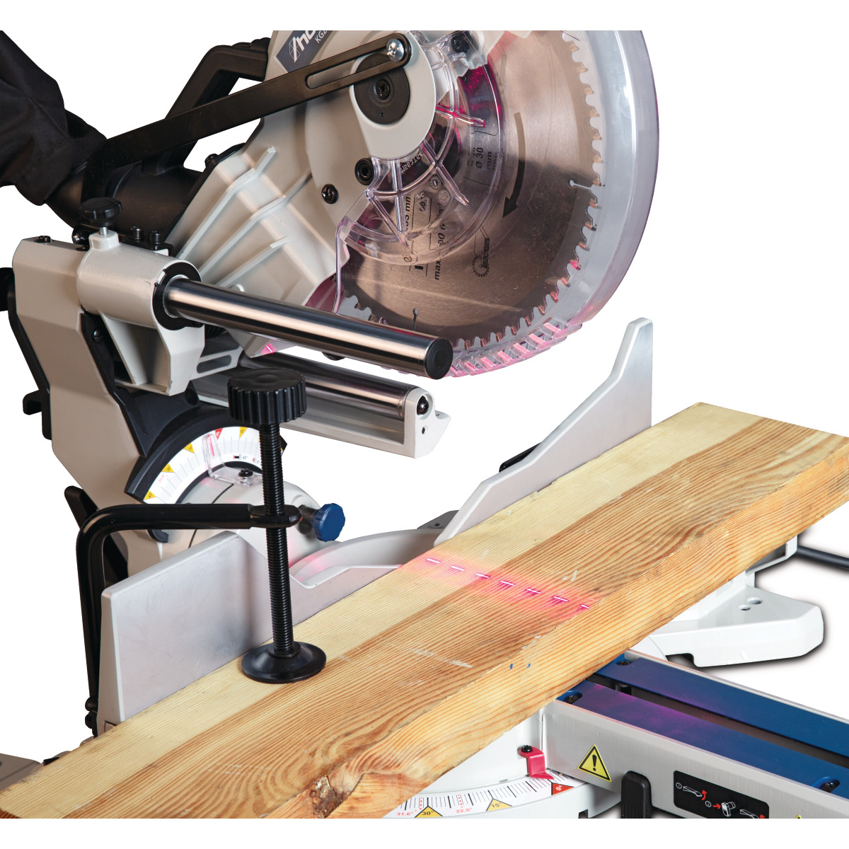 Gehrungssäge mit eingespanntem Holzbrett, Laserlinie auf dem Werkstück zur Schnittmarkierung sichtbar.