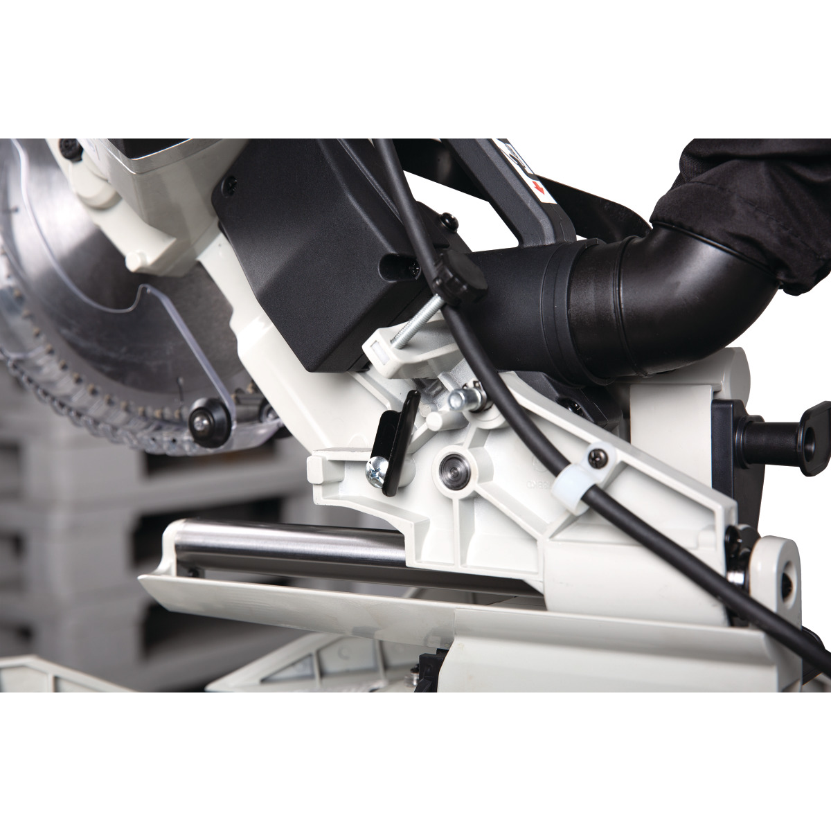 Detailaufnahme der hinteren Mechanik und Staubabsaugung der Gehrungssäge.