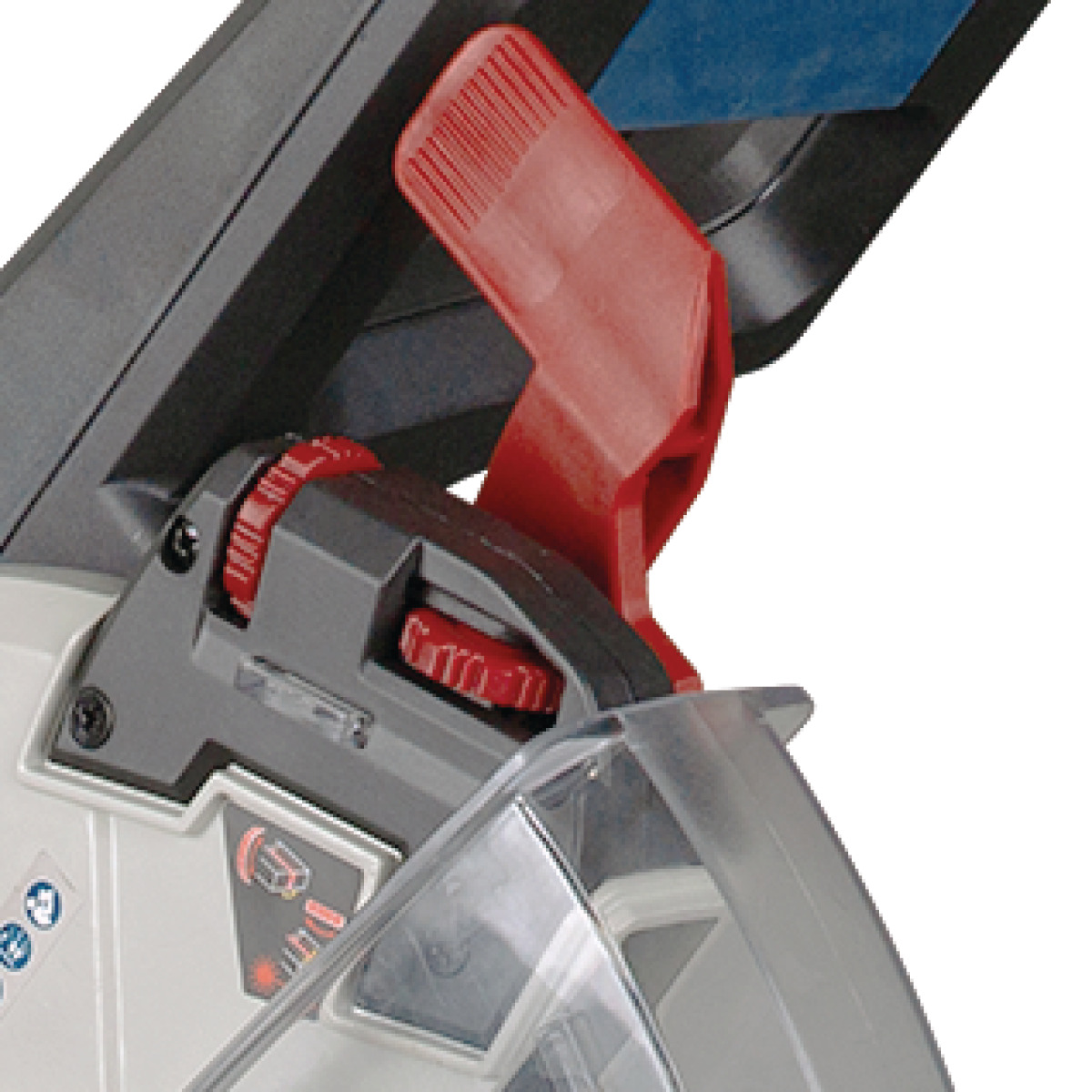 Nahaufnahme des roten Entriegelungshebels und Einstellrads am Griff der Gehrungssäge.