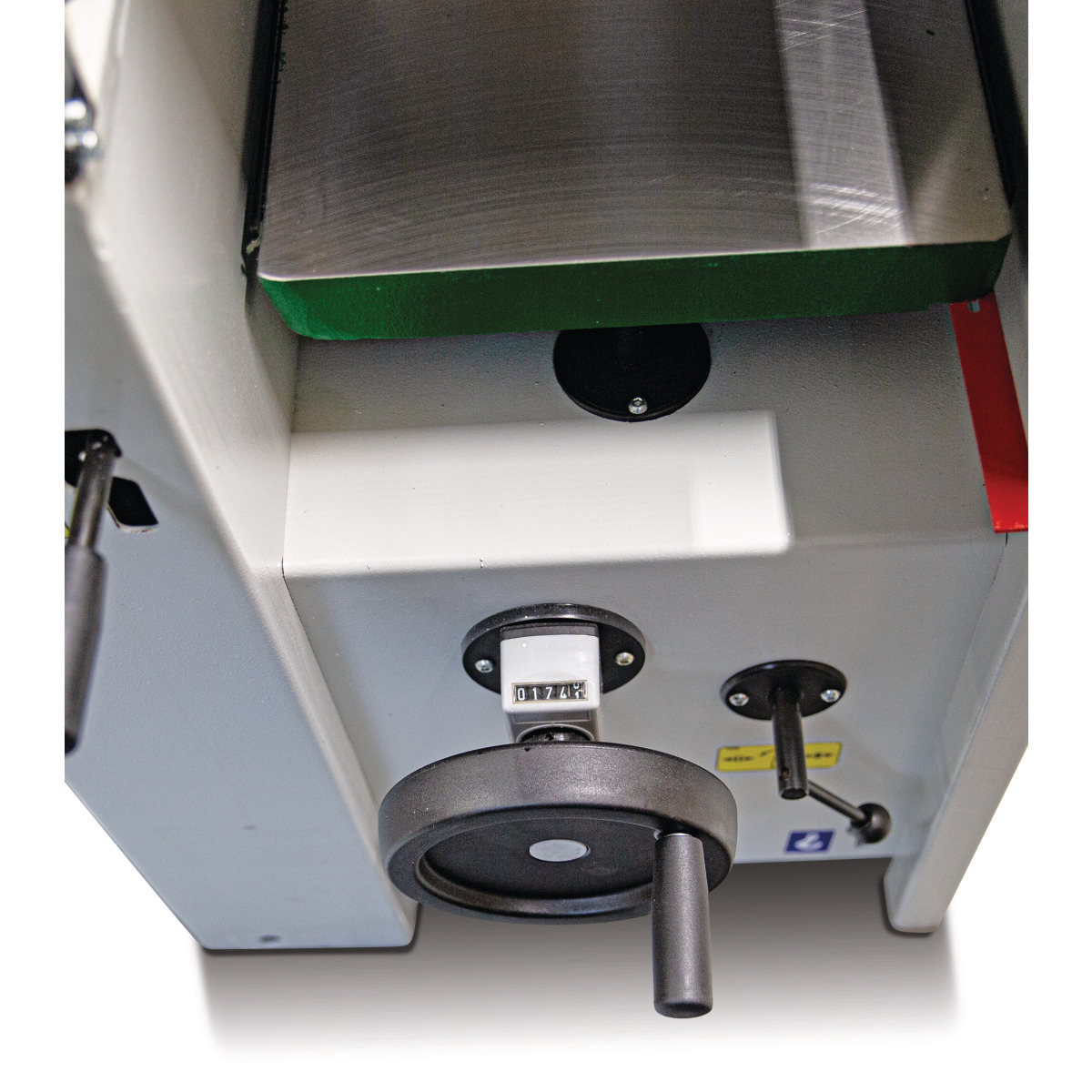 Abricht-Dickenhobel ADH 41 Nahaufnahme der Höhenverstellung mit großem Handrad, mechanischer Positionsanzeige und seitlichem Bedienhebel.