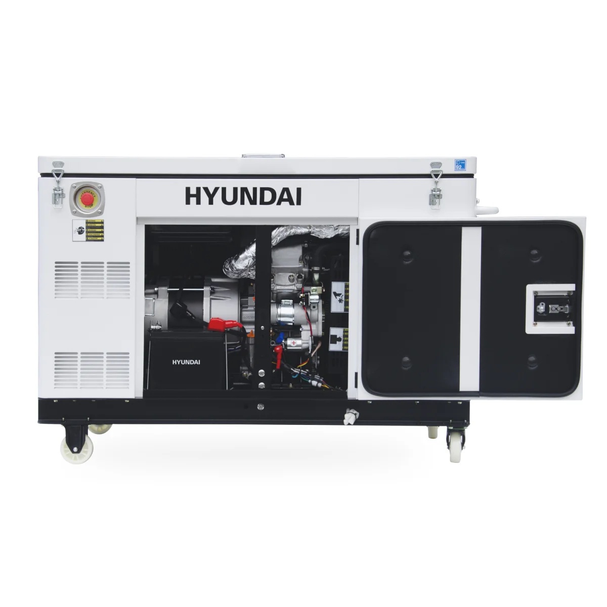 Hyundai Diesel Generator DHY12000XSE-T D Gegenüberliegende Seite mit geöffneter Wartungstür; sichtbar sind Motor, Batterie, Verkabelung und weitere interne Komponenten.