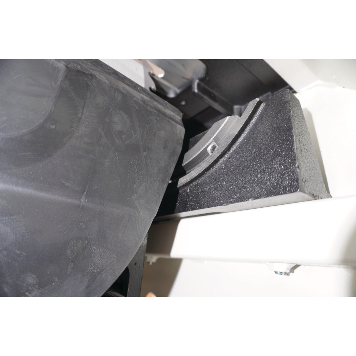 Detailaufnahme eines innenliegenden Verstell- bzw. Führungsmechanismus unterhalb des Sägetisches.