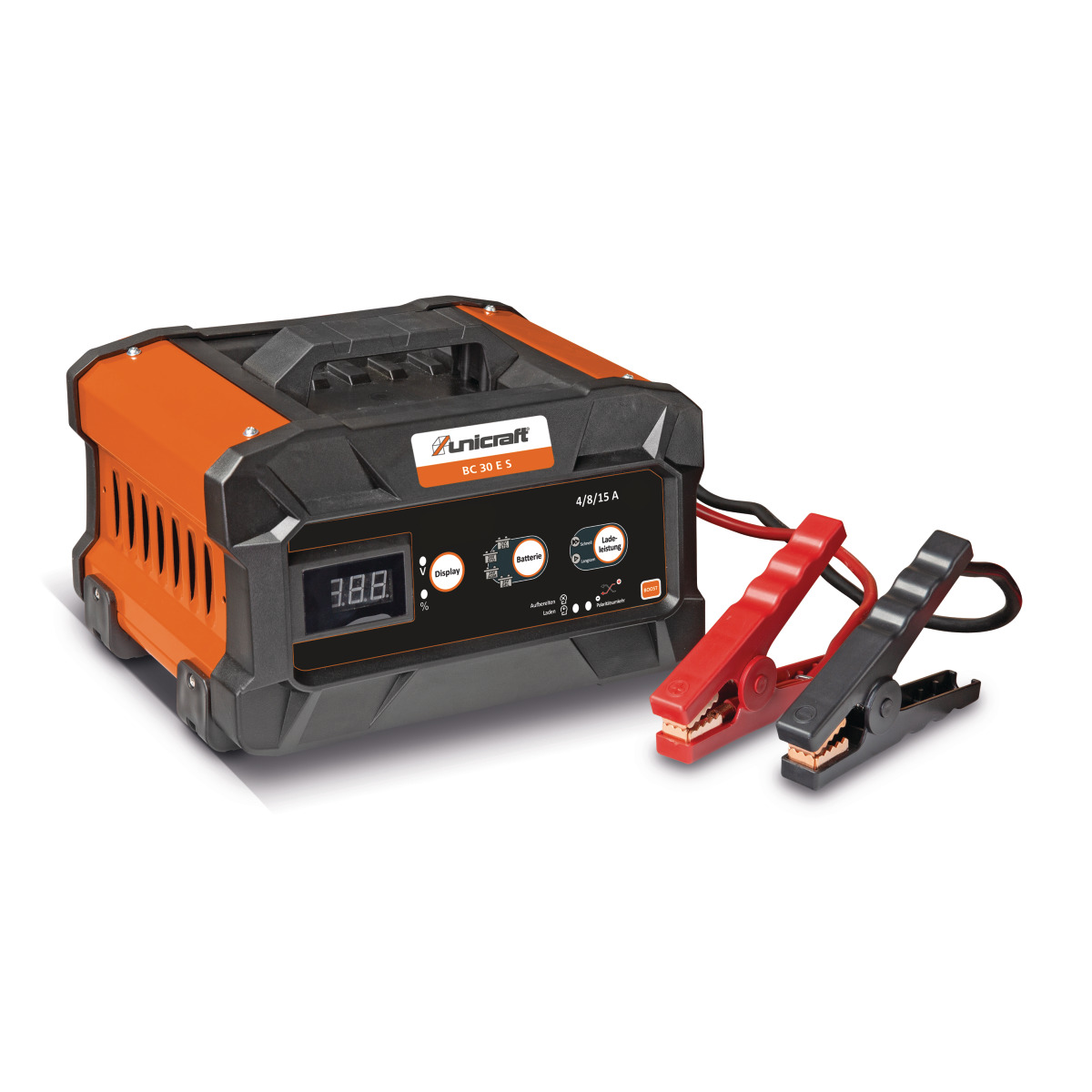 Schwarzes und orangefarbenes Batterieladegerät mit digitalem Display, Bedienknöpfen und zwei Anschlusskabeln mit roten und schwarzen Klemmen.