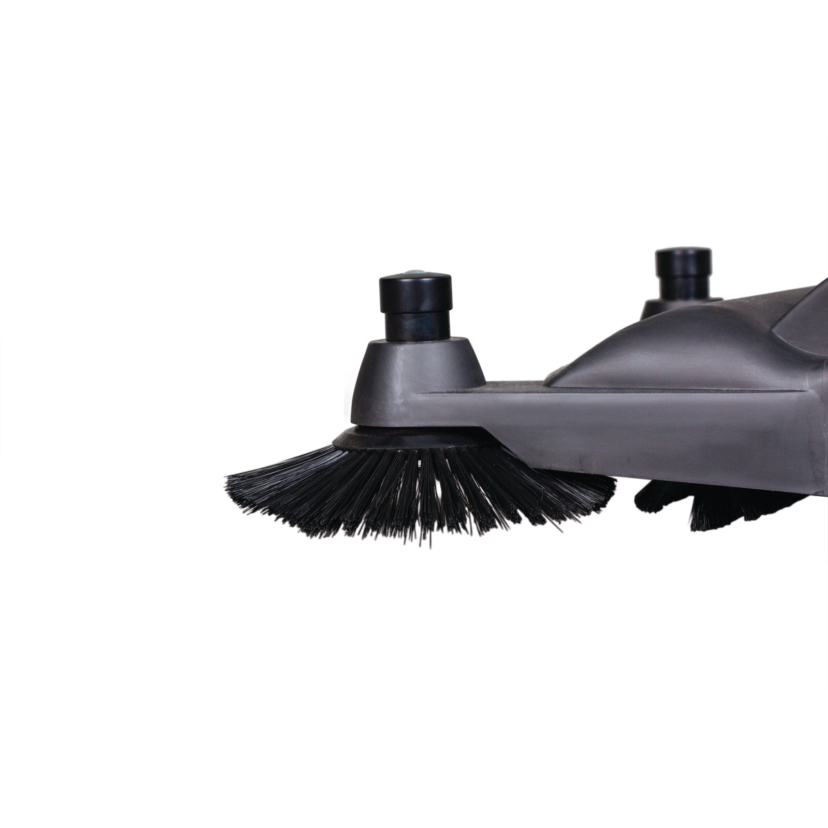 Handkehrmaschine HKM 800 Nahaufnahme einer schwarzen Seitenbürste an der Vorderseite der Kehrmaschine.