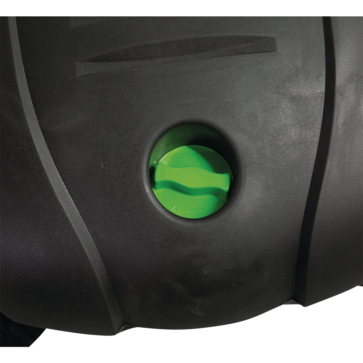 Handkehrmaschine HKM 801 Nahaufnahme eines grünen Drehknaufs auf der Oberseite der Kehrmaschine.