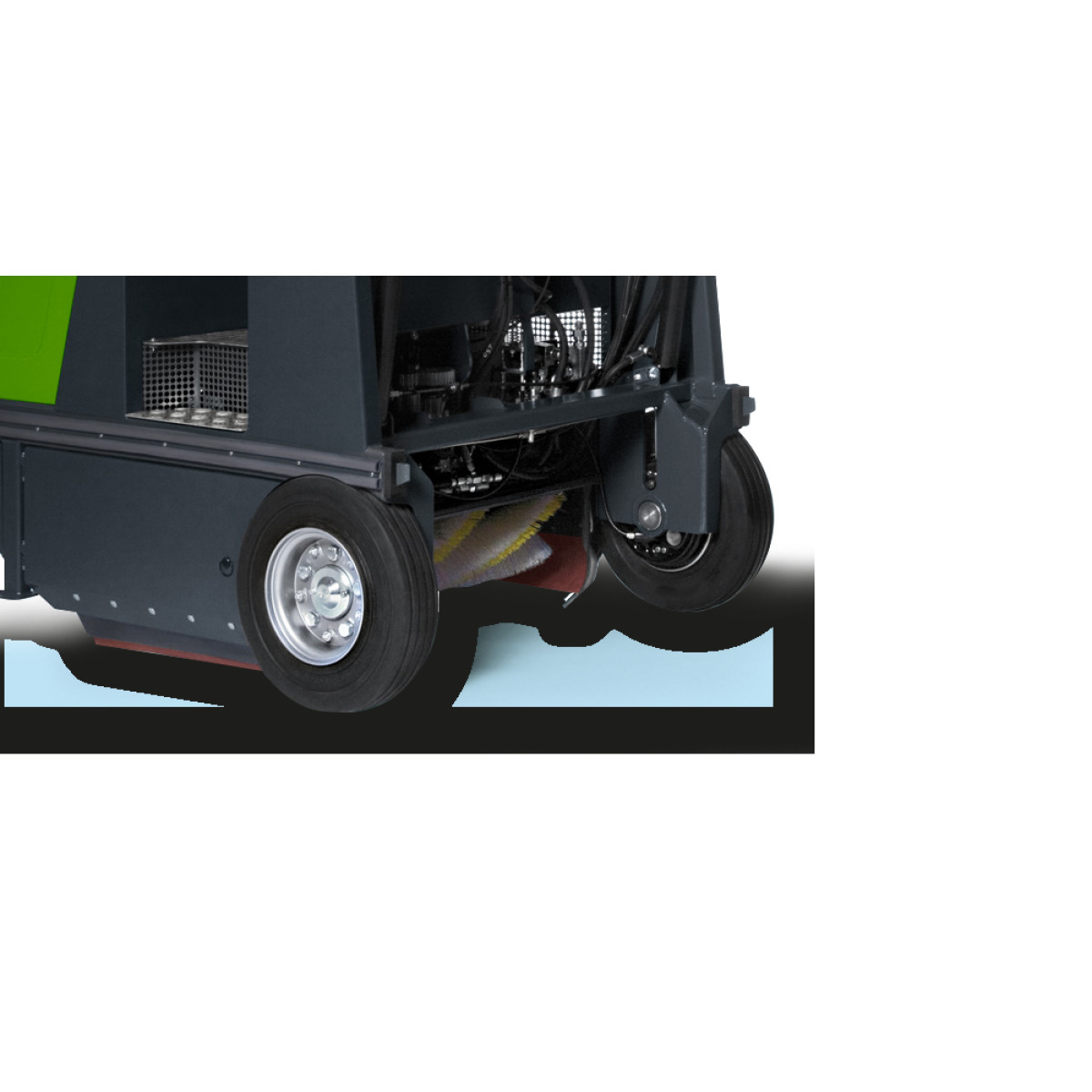 Aufsitz-Kehrsaugmaschine AUKM 900 Hintere Ansicht der Kehrmaschine mit gelber Walzenbürste unter dem Gehäuse.