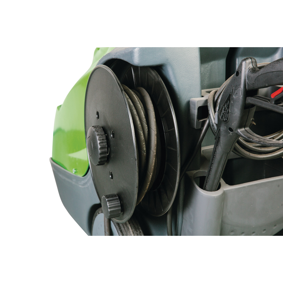 Kaltwasser-Hochdruckreiniger HDR-K 90-20 Detailaufnahme der Schlauchtrommel eines Hochdruckreinigers mit montierter Spritzpistole.