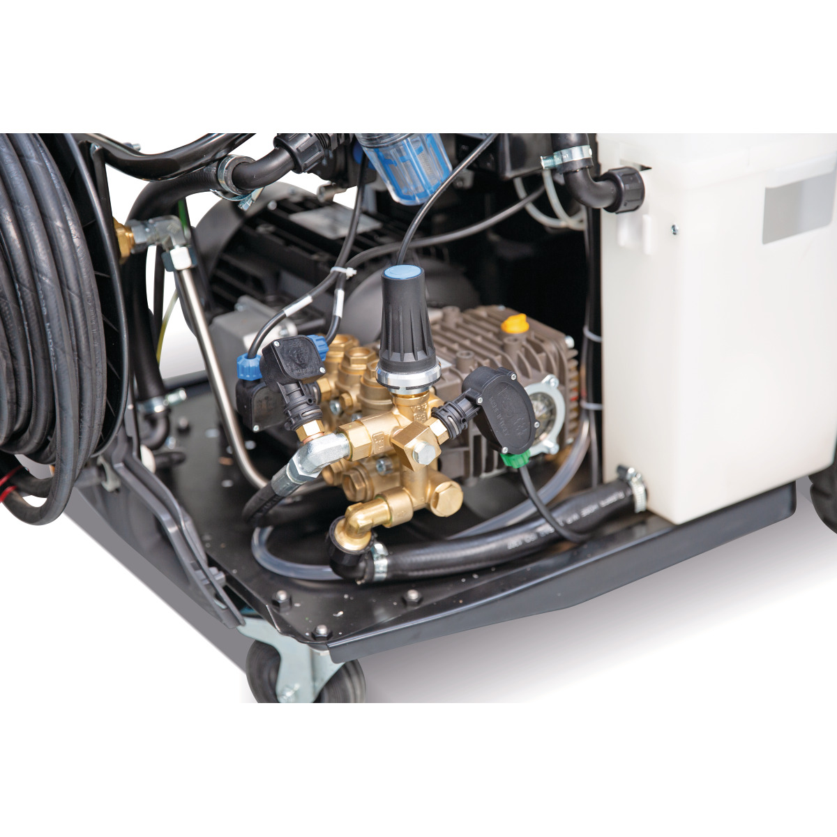 Heißwasser-Hochdruckreiniger HDR-H 90-20 Detailansicht des Pumpensystems mit Druckregler, Schläuchen und Anschlüssen im Inneren des Geräts.
