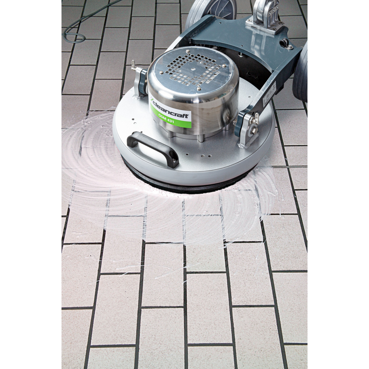 Orbital-Einscheibenmaschine OSM 431 Bodenreinigungsmaschine mit Schaumresten auf hellen Fliesen, zeigt Reinigungsvorgang.