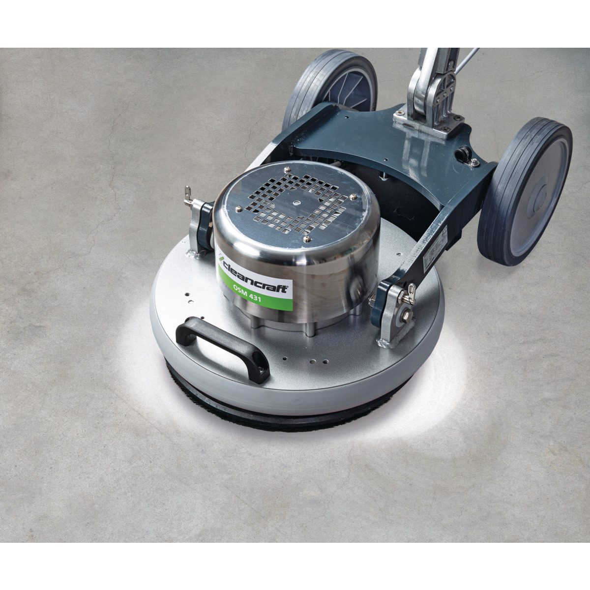 Orbital-Einscheibenmaschine OSM 431 Bodenreinigungsmaschine auf hellem Betonboden, polierte Fläche deutlich sichtbar.