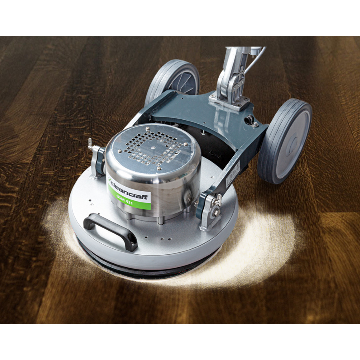 Orbital-Einscheibenmaschine OSM 431 Bodenreinigungsmaschine poliert dunklen Holzfußboden, heller Reinigungskreis sichtbar.