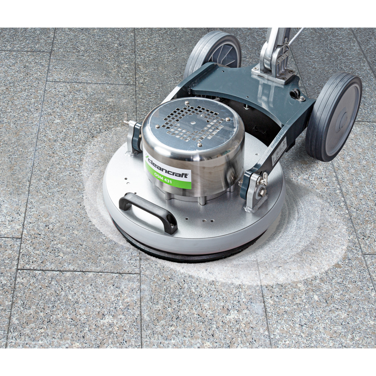 Orbital-Einscheibenmaschine OSM 431 Bodenreinigungsmaschine poliert graue Steinfliesen und hinterlässt sauberen, hellen Kreis.