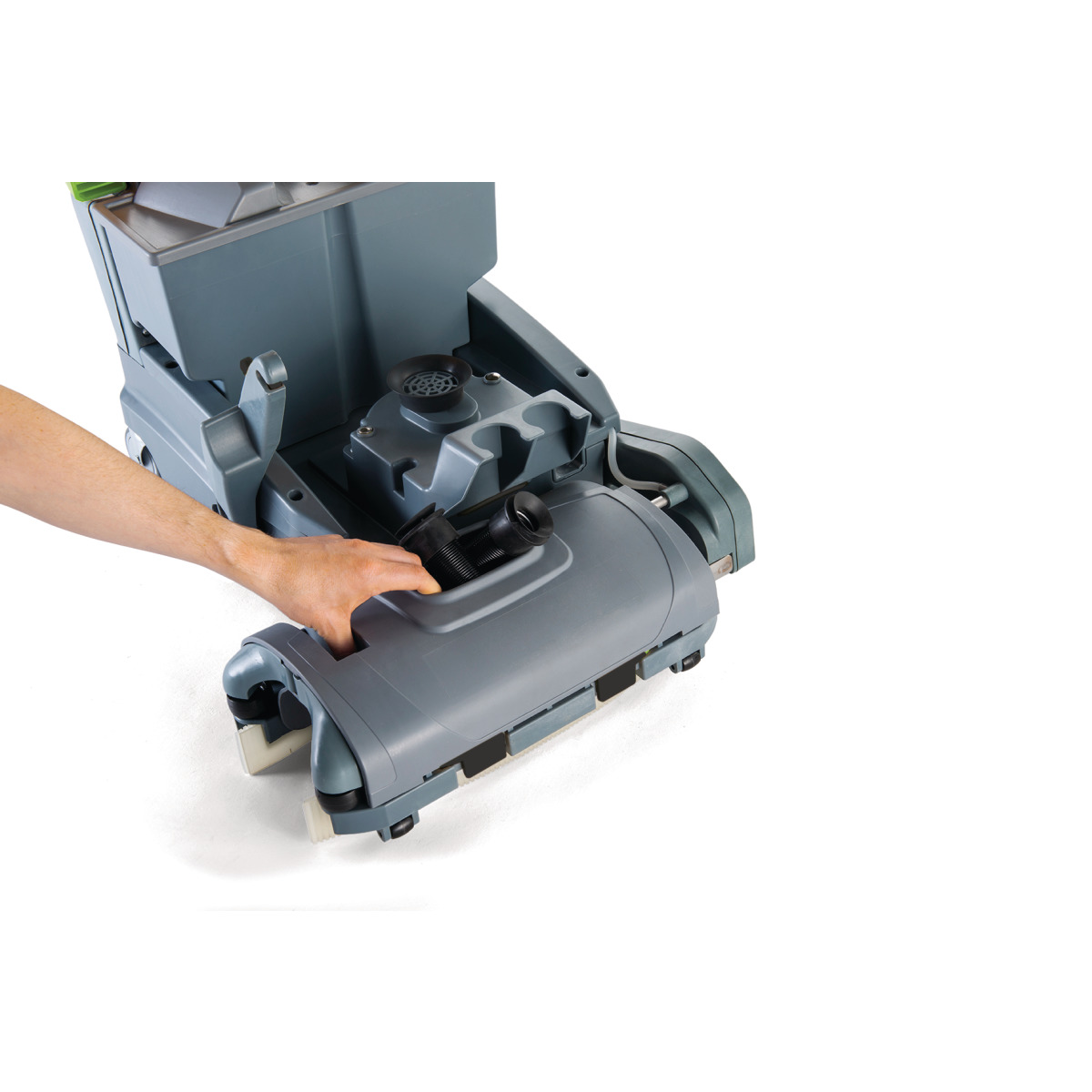 Nahaufnahme einer Hand, die den Schmutzwassertank der Reinigungsmaschine zum Entleeren herausnimmt.