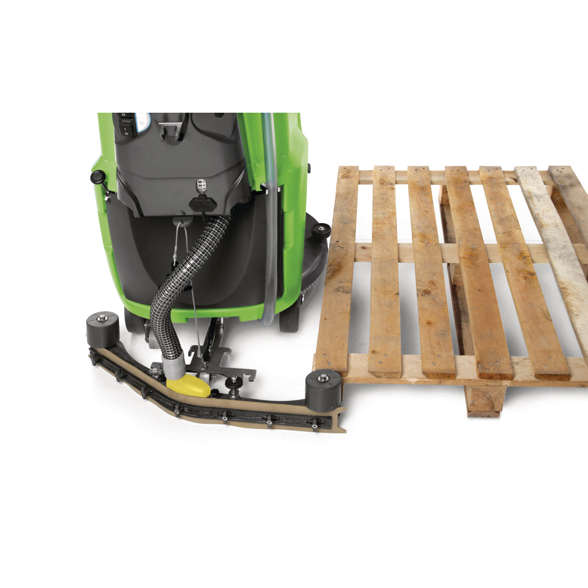 Handgeführte Scheuersaugmaschine SSM 550 Rückansicht einer Bodenreinigungsmaschine beim Reinigen neben einer Holzpalette.