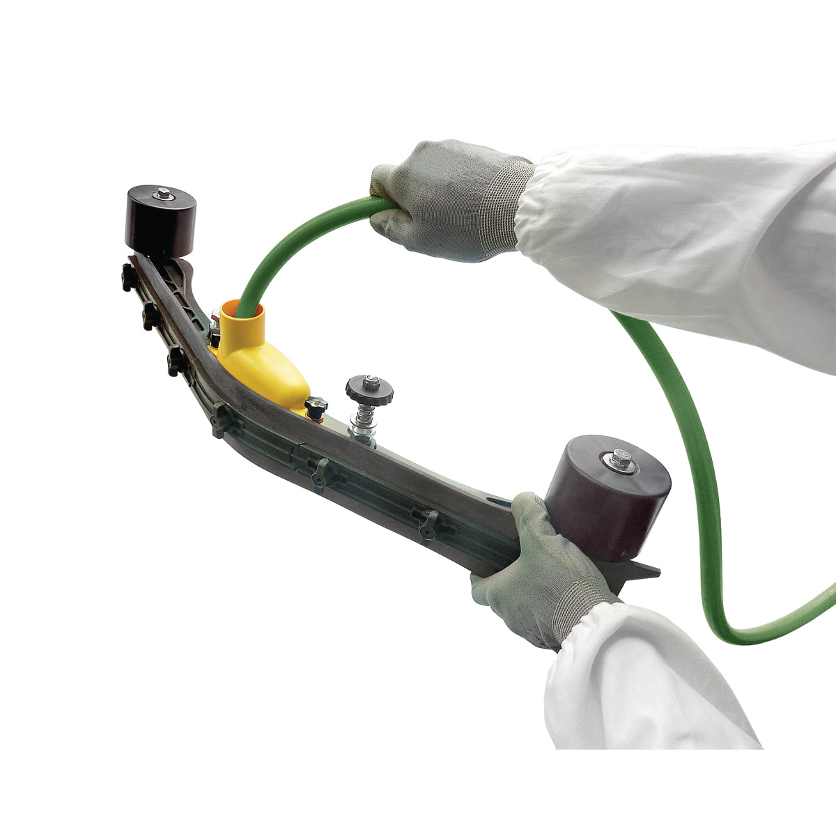 Handgeführte Scheuersaugmaschine SSM 550 Zwei Hände halten ein gebogenes Saugprofil einer Reinigungsmaschine mit angeschlossenem Schlauch.